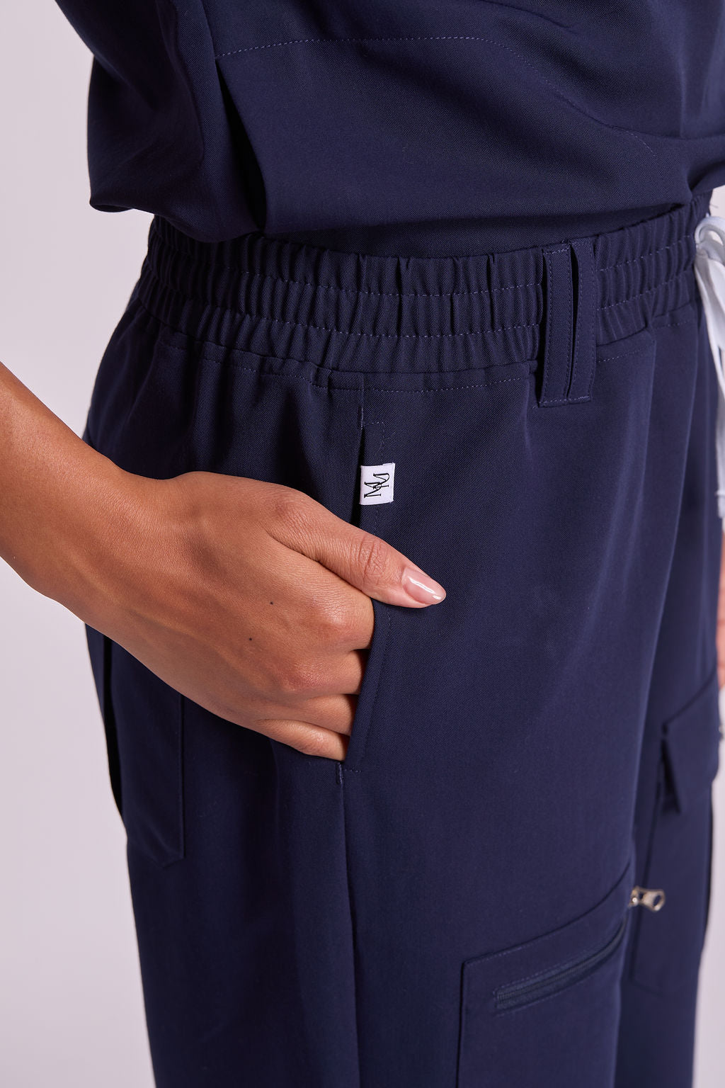 Pantalon cargo bleu marine à six poches pour femmes