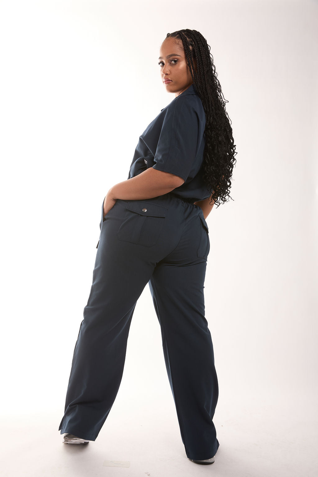 Pantalon cargo bleu marine à six poches pour femmes