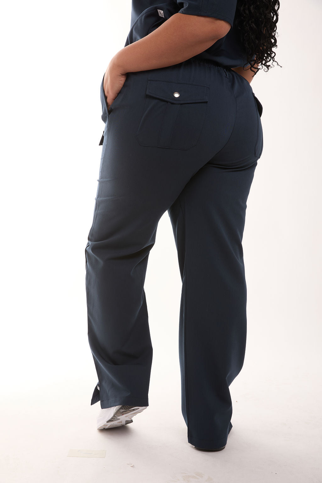 Pantalon cargo bleu marine à six poches pour femmes