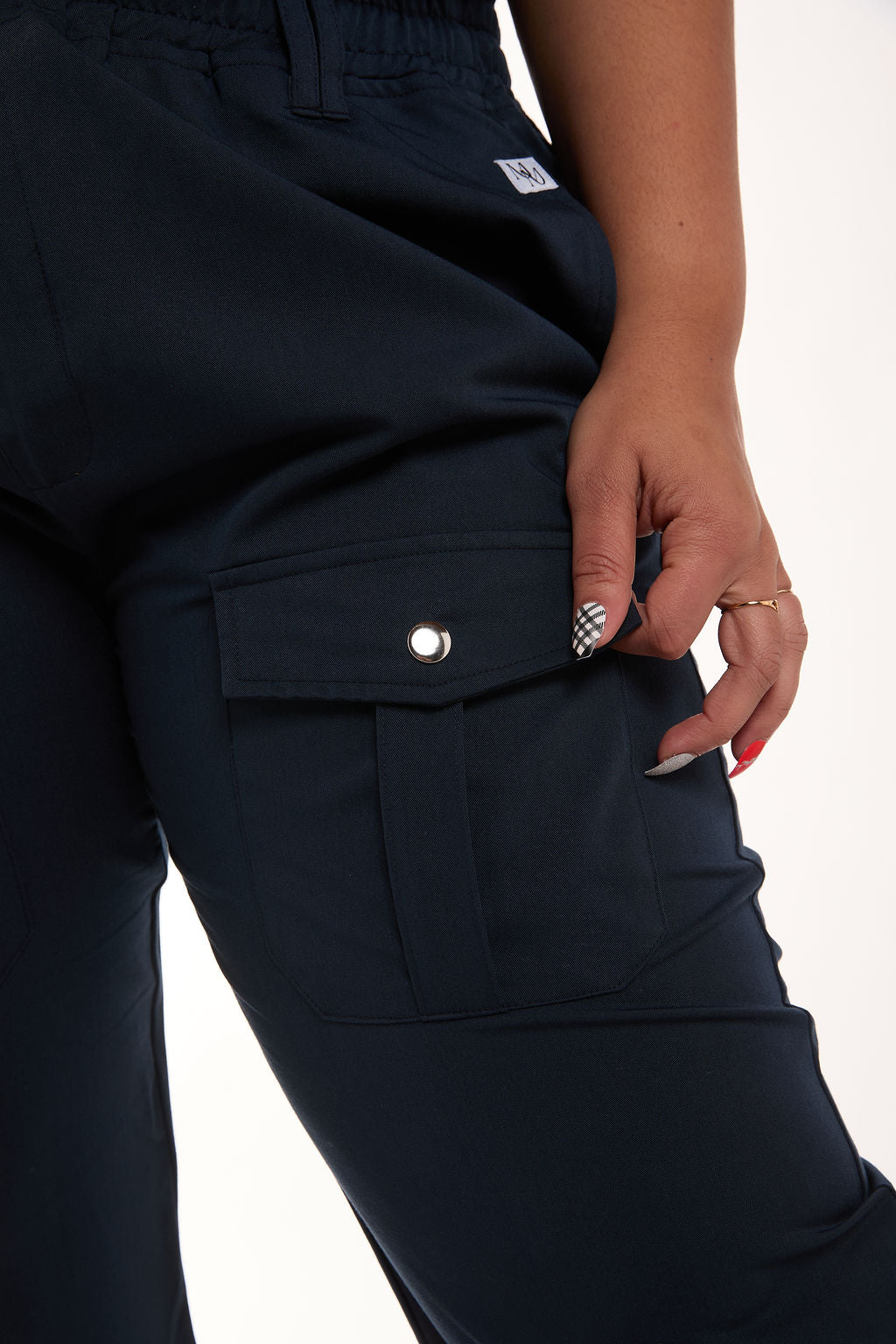 Pantalon cargo bleu marine à six poches pour femmes