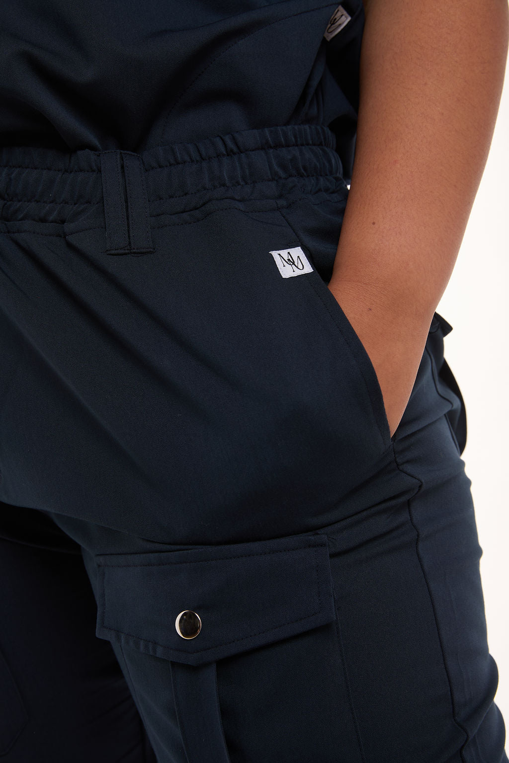 Pantalon cargo bleu marine à six poches pour femmes